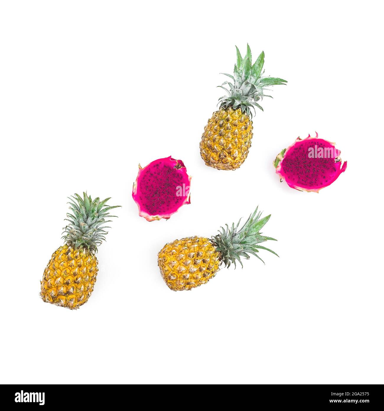 Composition de fruits d'ananas et de fruits de dragon sur fond blanc. Flat lay, vue de dessus. Banque D'Images