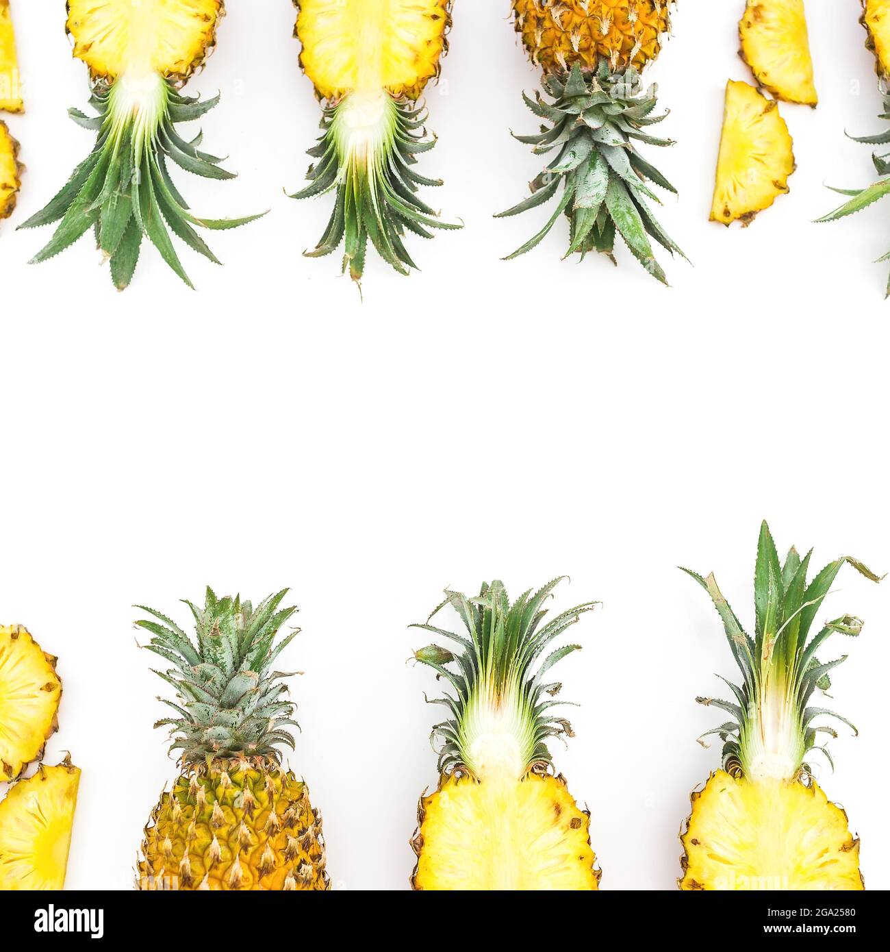 Ananas juteux sur blanc. Flat lay, vue de dessus. Concept alimentaire. Banque D'Images