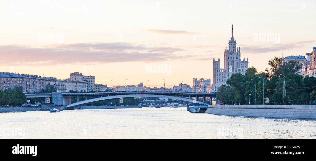 Le bâtiment de haute élévation appelé gratte-ciel stalinien. Kotelnicheskaya Embankment de la rivière Moskva à la lumière du soir au coucher du soleil. Banque D'Images