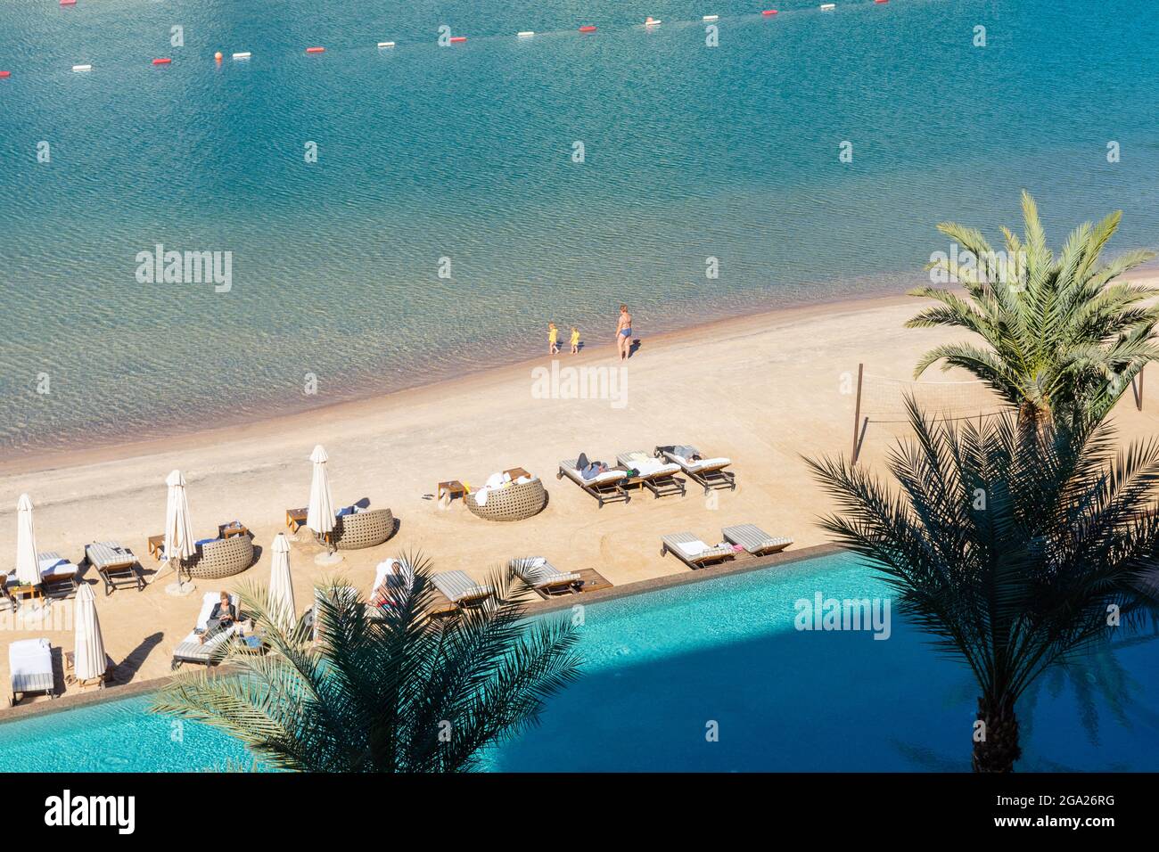 Lagon privé et plage au golfe d'Aqaba, à Al Manara, Luxury Collection Hotel, premier complexe 5 étoiles de l'ancienne ville portuaire d'Aqaba, Jordanie Banque D'Images