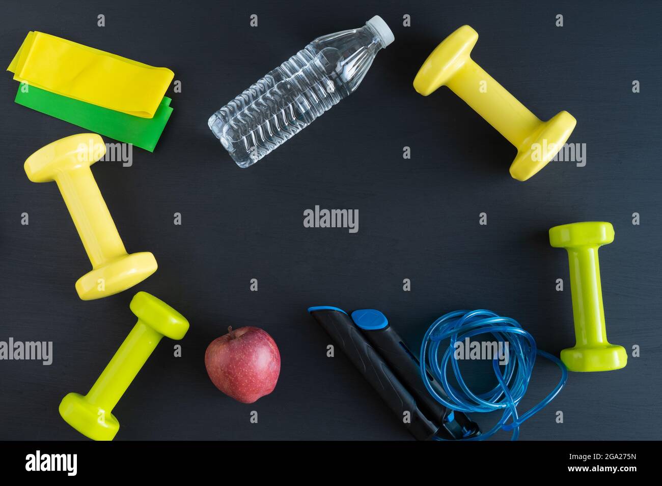 Équipement sportif sur fond noir pour faire de l'exercice à la maison. Copier l'espace. Banque D'Images