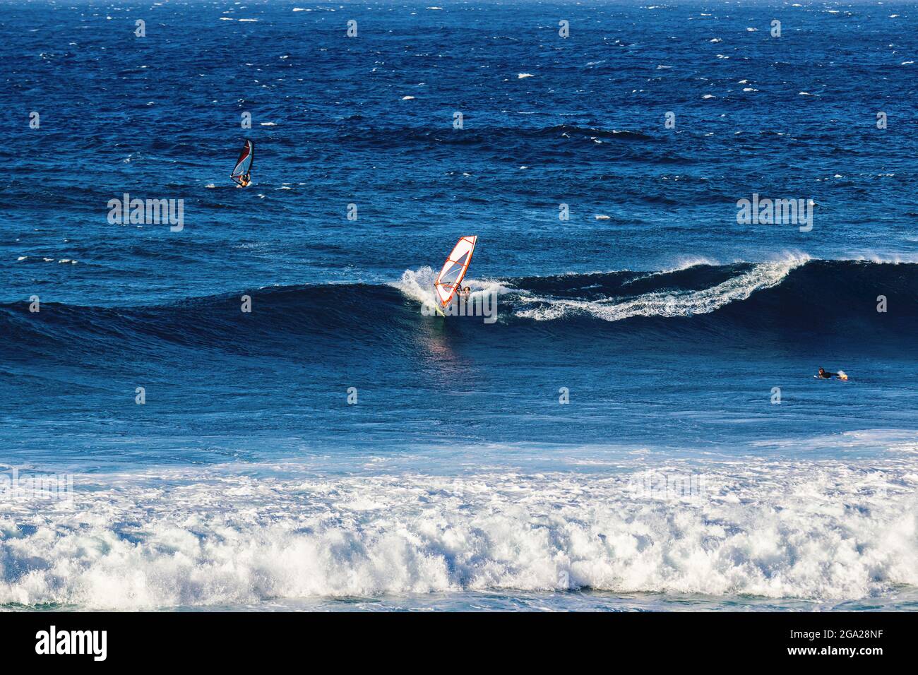 Surf et planche à voile au parc de plage de Ho'okipa près de Paia ; Maui,  Hawaii, États-Unis d'Amérique Photo Stock - Alamy