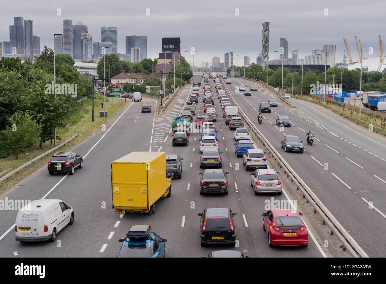 Ralentir la circulation en direction du nord sur l'A2 près du nord de Greenwich Londres Angleterre voitures et fourgonnettes moto vues quai canari et O2 Arena Banque D'Images