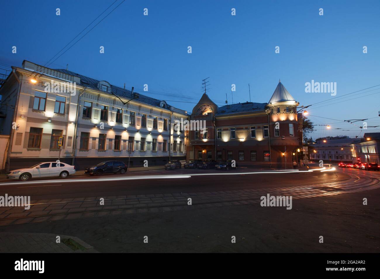 Moscou, Russie - juillet 27 2014 : bâtiments historiques dans le centre de Moscou la nuit. Hôtel particulier sur le boulevard Yauza. Rails de tram et traces légères au premier plan Banque D'Images