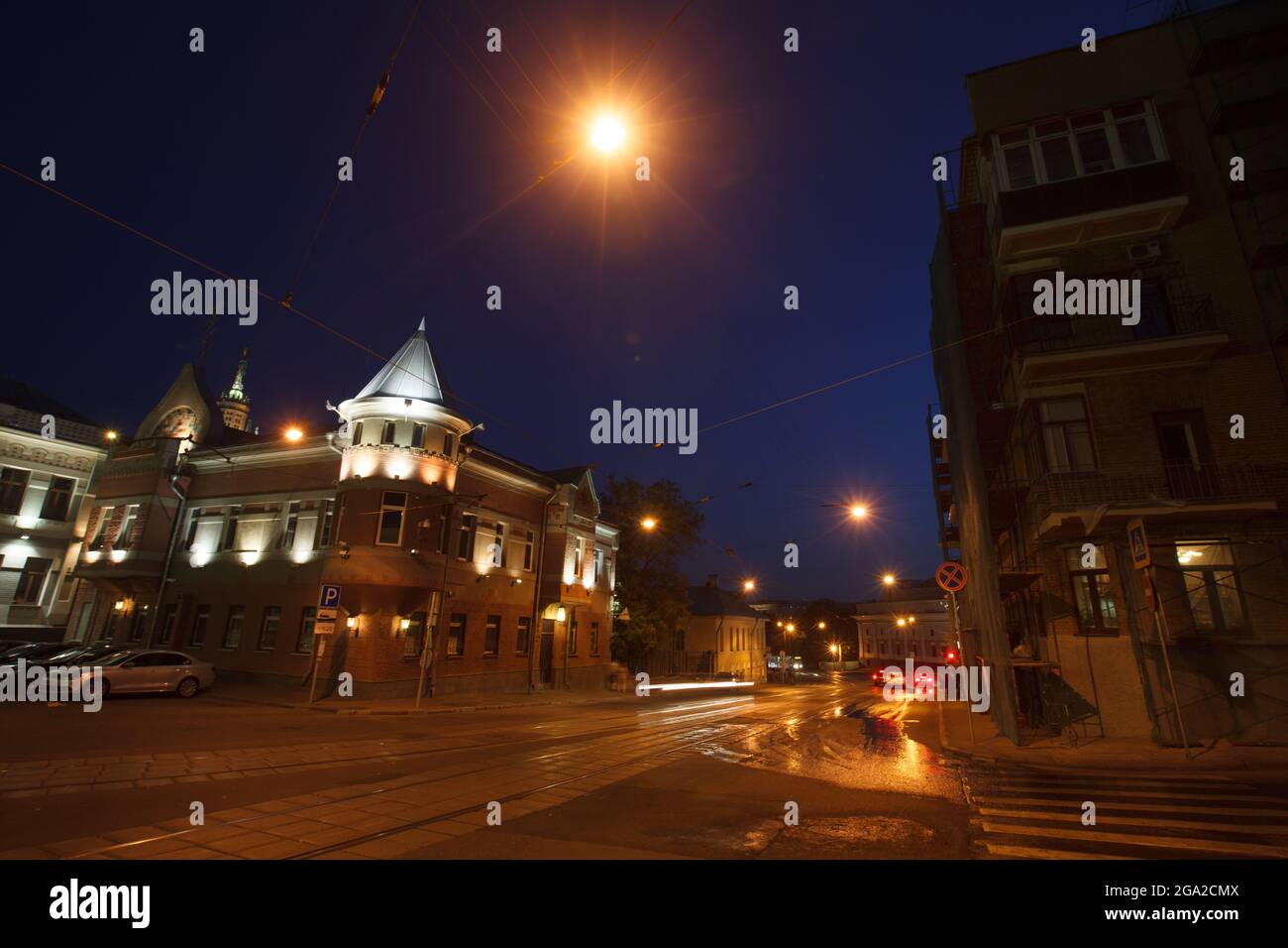 Moscou, Russie - juillet 27 2014 : bâtiments historiques dans le centre de Moscou la nuit. Hôtel particulier sur le boulevard Yauza. Rails de tram et traces légères au premier plan Banque D'Images