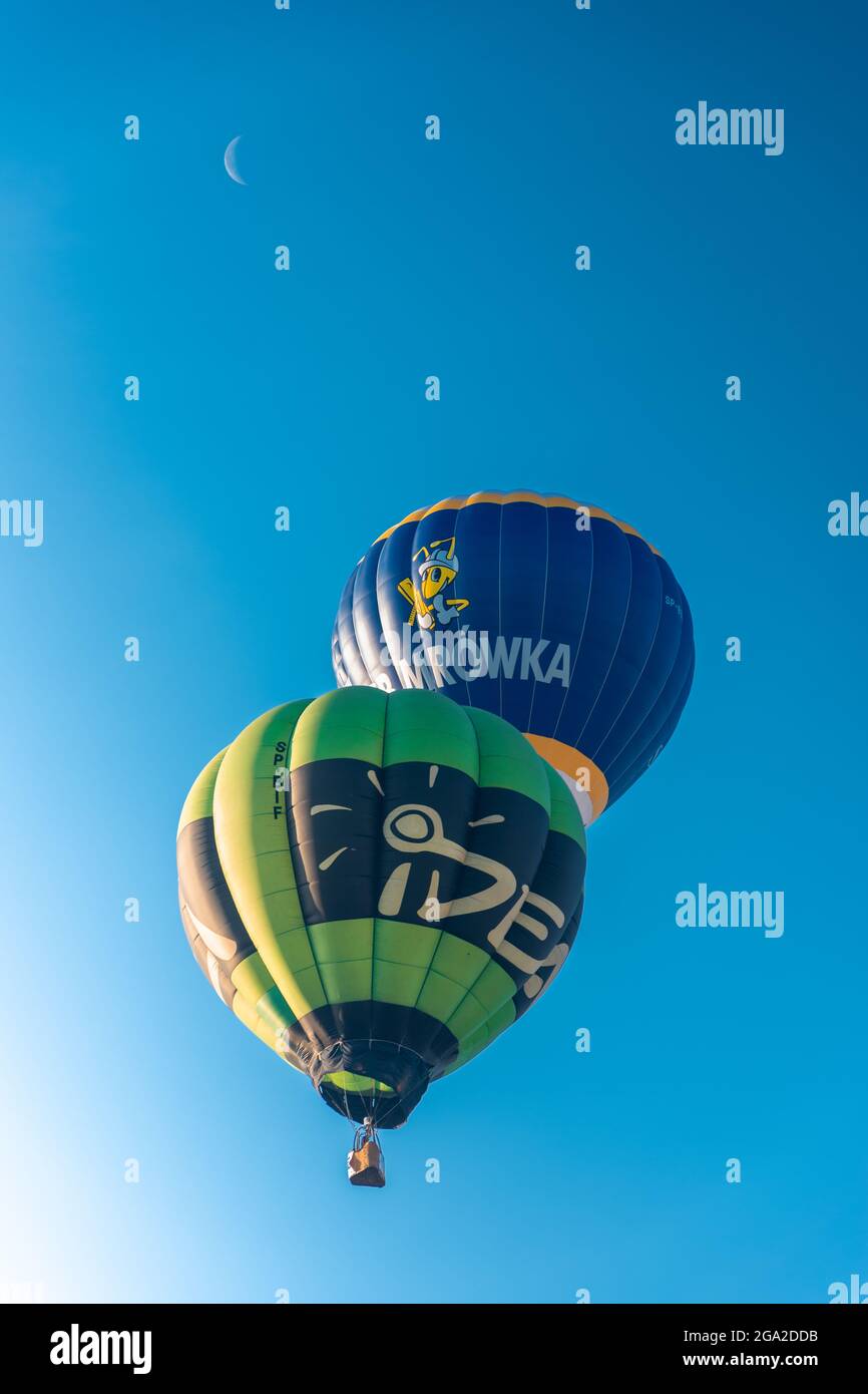 Chorzów, Silesia, Pologne; 4 juillet 2021: Concours de ballons à air chaud sur le centenaire de l'Upraisings de Silésie 'dans le ciel de Silésie'. Balons multicolores Banque D'Images