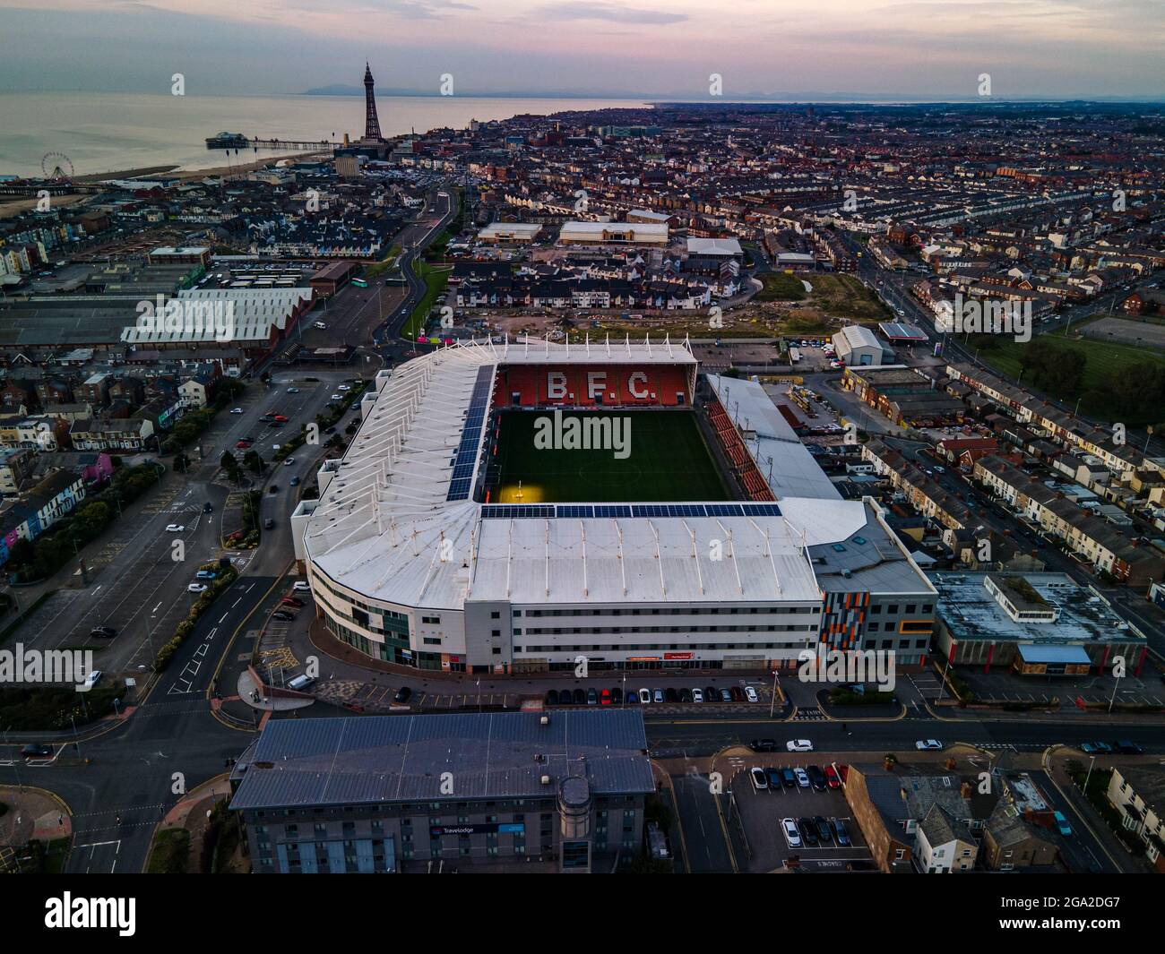 Photographie aérienne du ballon de football du club de Blackpool de Seaside Banque D'Images