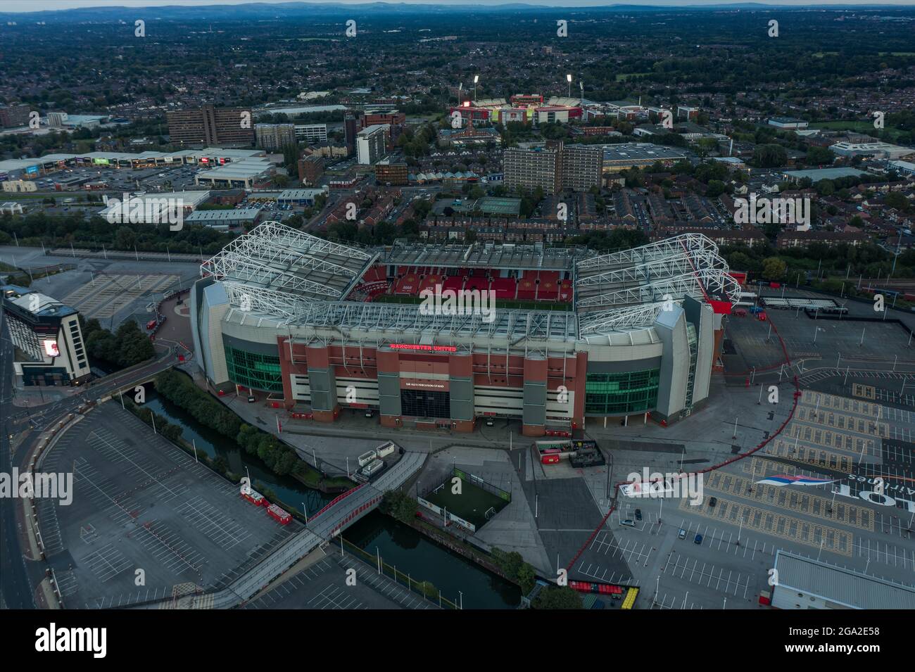 Photo aérienne Old Trafford football Stadium, stade de Manchester United football Club Lancashire photographie de drone Salford quais Banque D'Images