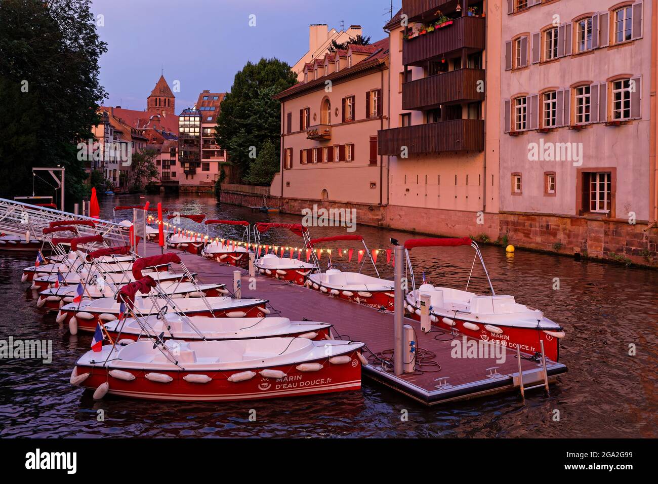 STRASBOURG, FRANCE, 23 juin 2021 : Quai du Woerthel la nuit avec les services de location de bateaux sur Ill River près des ponts Couverts et de la petite France qua Banque D'Images