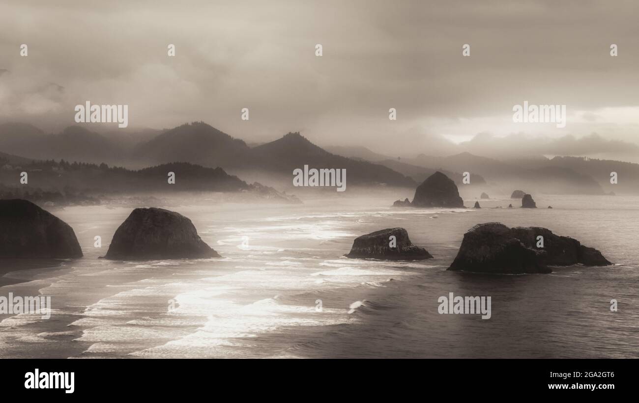 Vue panoramique de Cannon Beach avec les célèbres formations rocheuses et l'océan Pacifique au ton sépia ; Oregon, États-Unis d'Amérique Banque D'Images