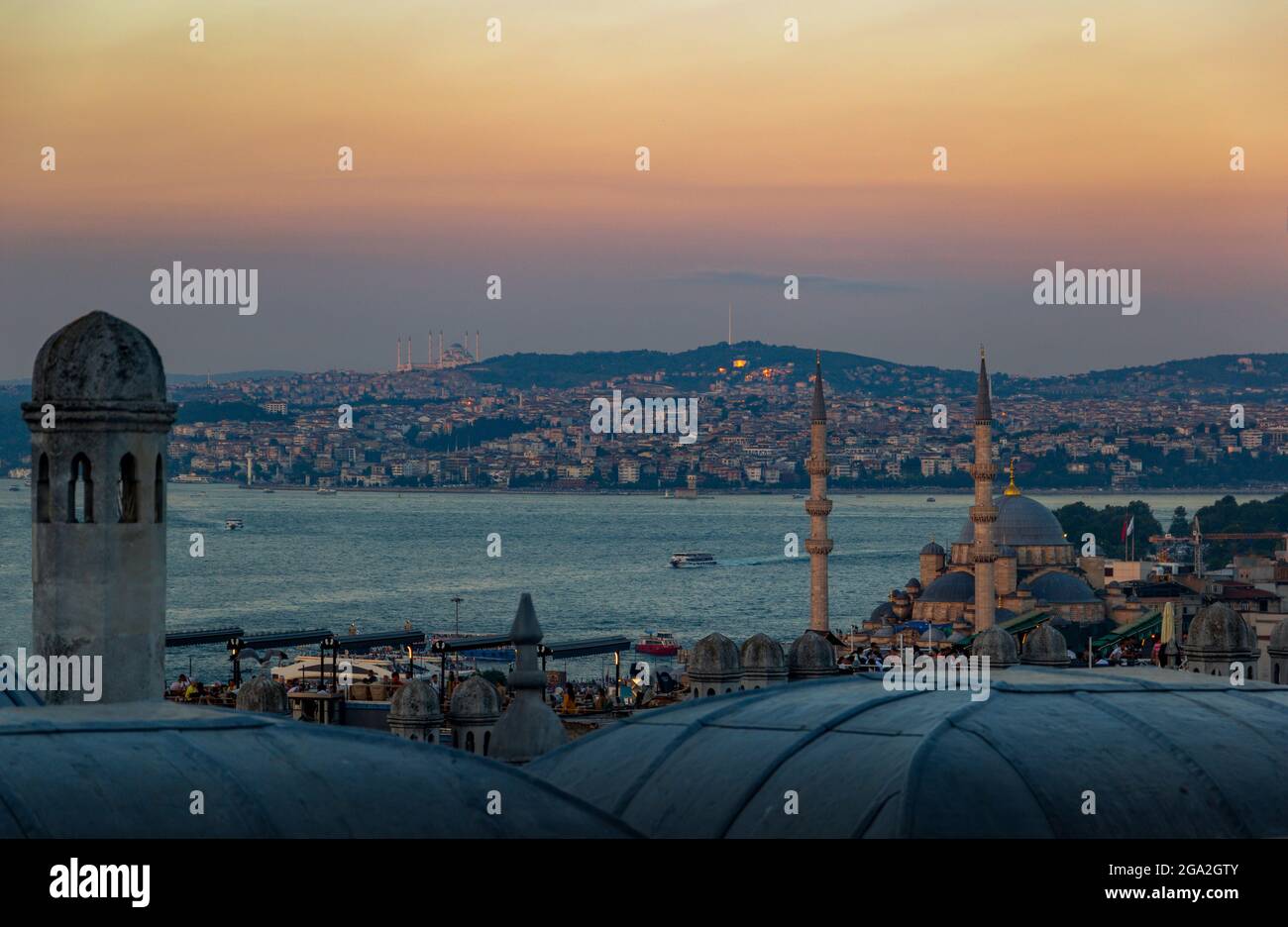 Vue au coucher du soleil sur la Corne d'Or, le Bosporus, le centre-ville d'Istanbul et la tour de Galata depuis la mosquée de Suleymaniye. Banque D'Images