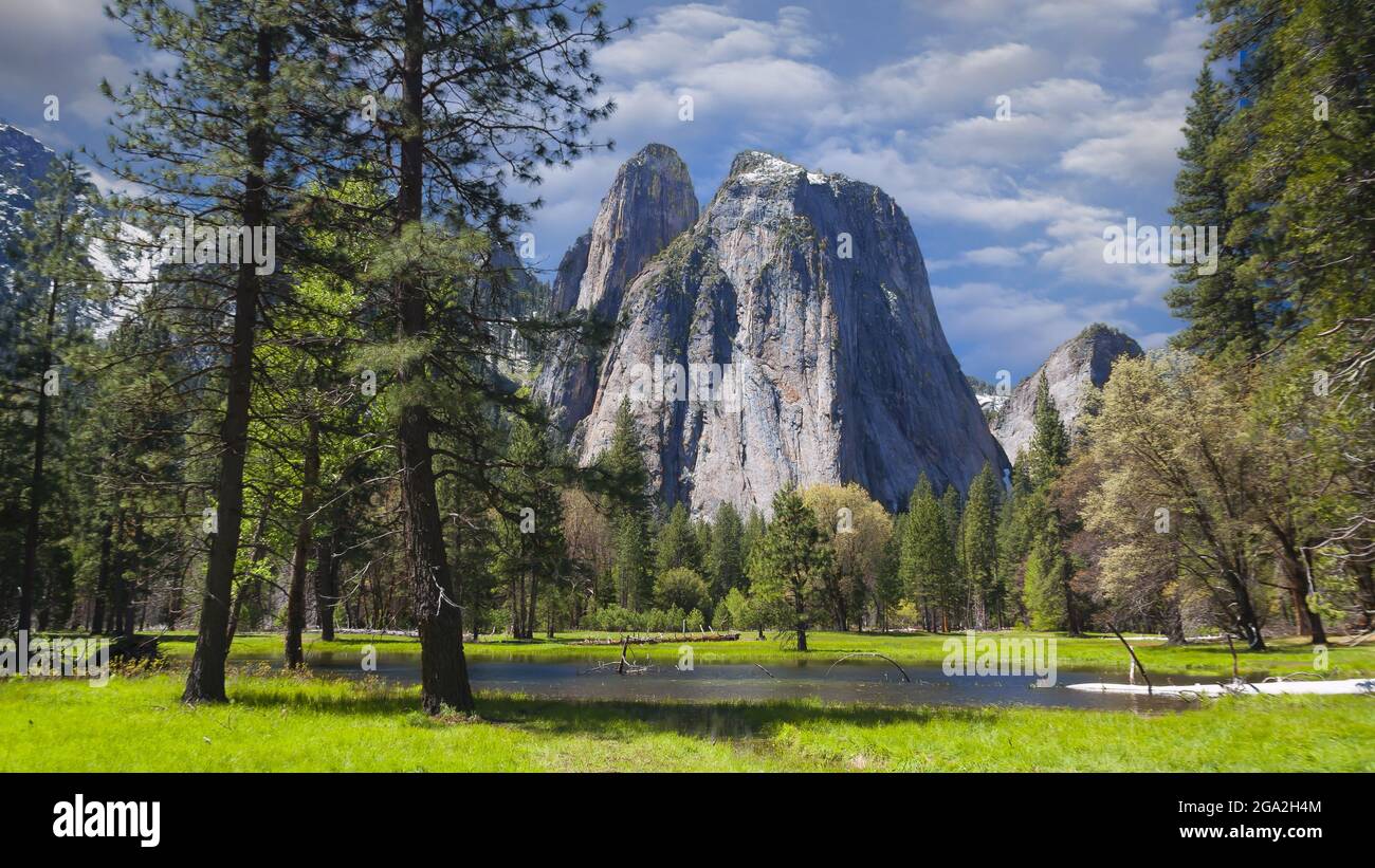 Cathedral Rocks et Cathedral Spires dans le parc national de Yosemite ; Californie, États-Unis d'Amérique Banque D'Images