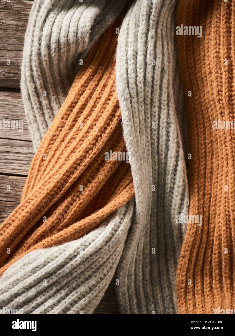 Gros plan de vêtements en tricot de couleur neutre sur une table en bois; Studio Banque D'Images