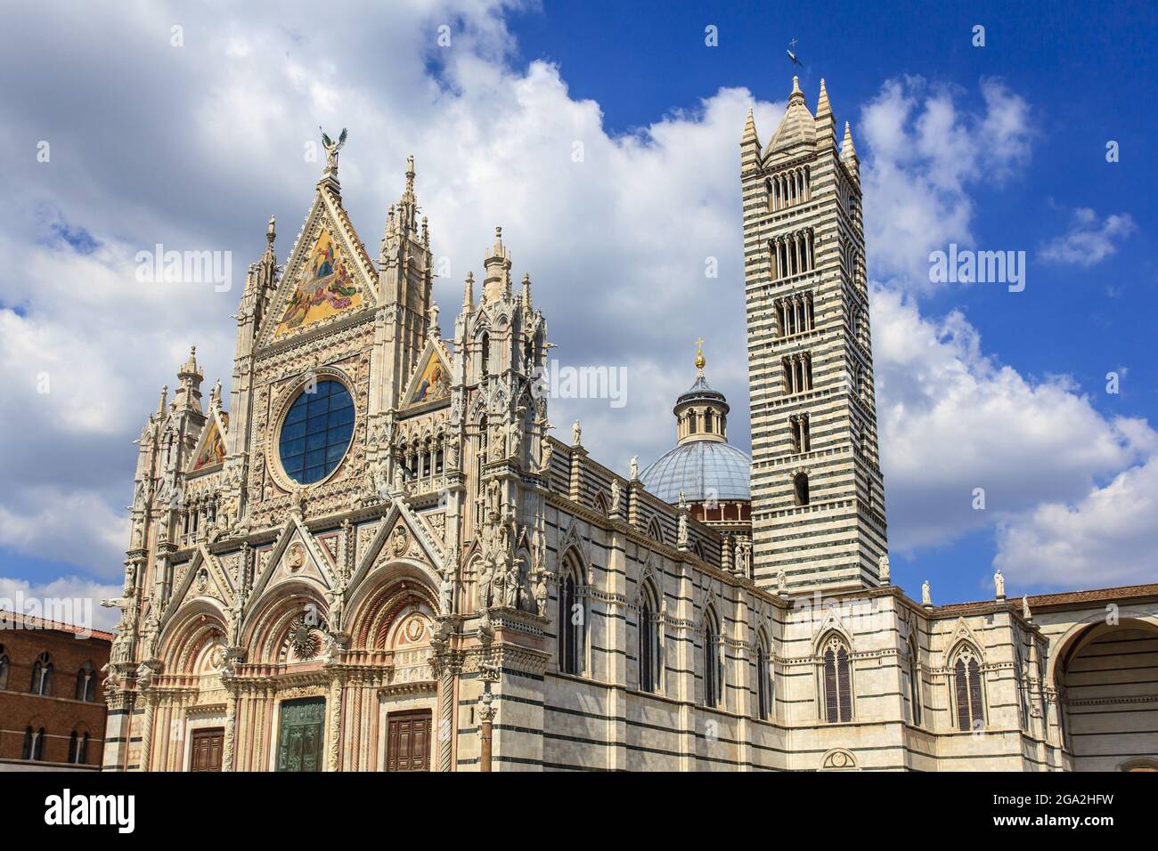 Extérieur du Duomo di Siena avec son clocher en marbre rayé et sa façade gothique; Sienne, province de Sienne, Toscane, Italie Banque D'Images