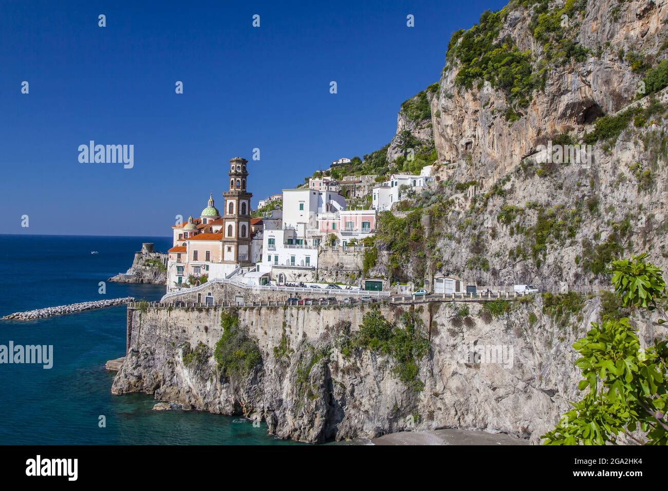 Le village de pêcheurs d'Atrani, le long de la côte amalfitaine avec l'église en dôme et le clocher de la Collégiata di Santa Maria Maddalena sur la roche ... Banque D'Images