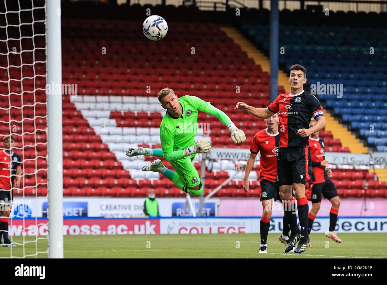 Thomas Kaminski #1 de Blackburn Rovers fait une économie du bout des doigts de Mateusz Klich #43 de Leeds Uniteed Banque D'Images