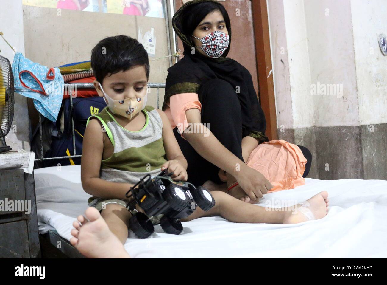 Dhaka, Bangladesh, le 28 juillet 2021 : une personne tient son enfant pendant qu'elle attend que sa fille soit hospitalisée pour enfants, car elle a été infectée par une nouvelle épidémie du virus de la dengue. Credit: Habibur Rahman / Groupe Eyepix / Alamy Live News Banque D'Images