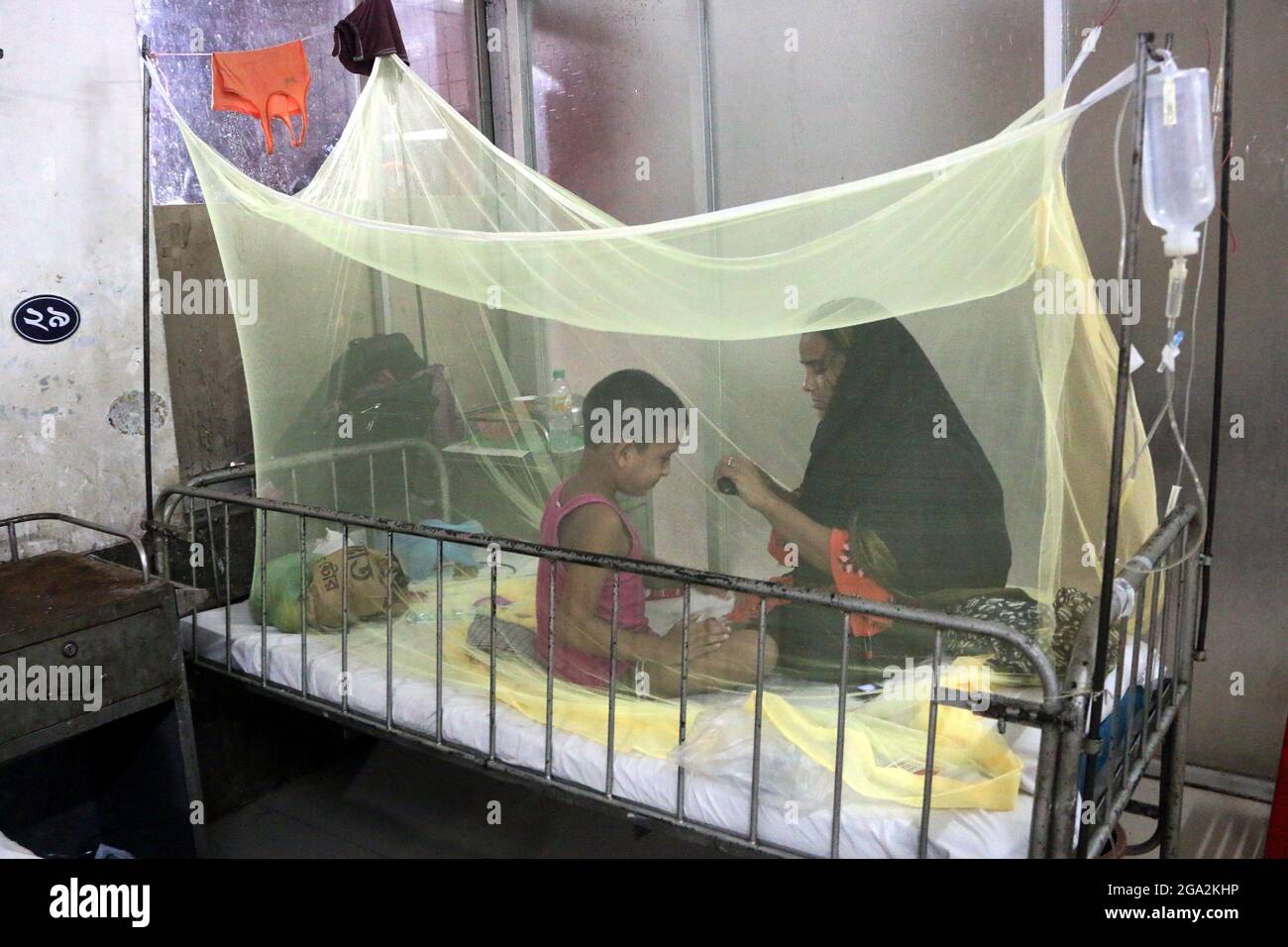 Dhaka, Bangladesh, le 28 juillet 2021 : une mère est vue sur un lit avec son enfant, alors qu'elle attend un agent de santé pour se rendre à l'hôpital pour enfants, dû a été infectée par une nouvelle épidémie du virus de la dengue . Credit: Habibur Rahman / Groupe Eyepix / Alamy Live News Banque D'Images