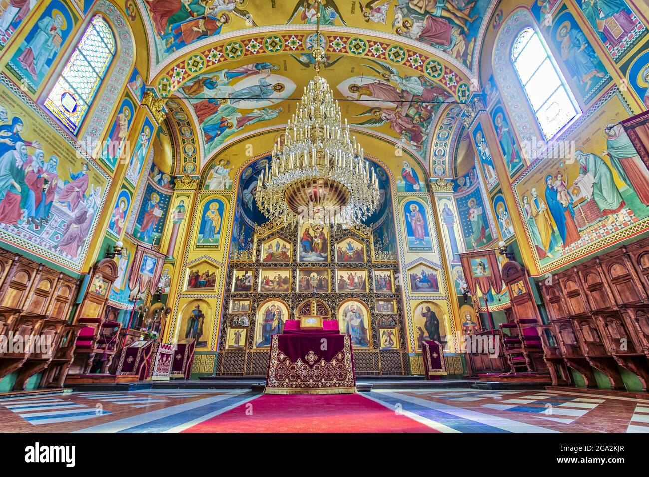 Magnifique intérieur du XIXe siècle, la cathédrale orthodoxe de Zagreb avec son grand lustre suspendu au-dessus de l'autel et sa fresque colorée... Banque D'Images