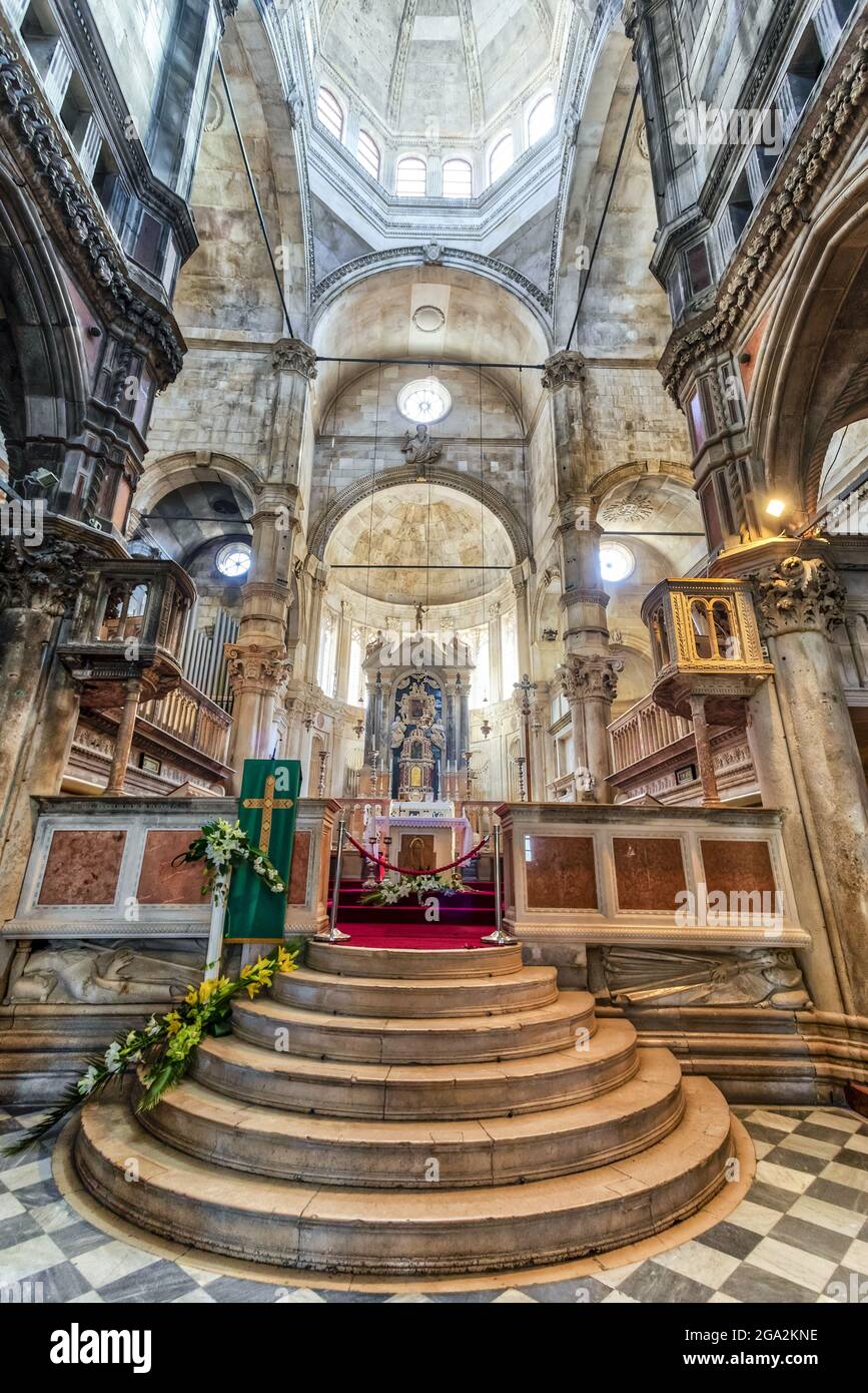 Intérieur de la cathédrale Saint-Jacques avec son magnifique dôme et ses pierres voûtées montrant des escaliers semi-circulaires menant à l'un des autels... Banque D'Images