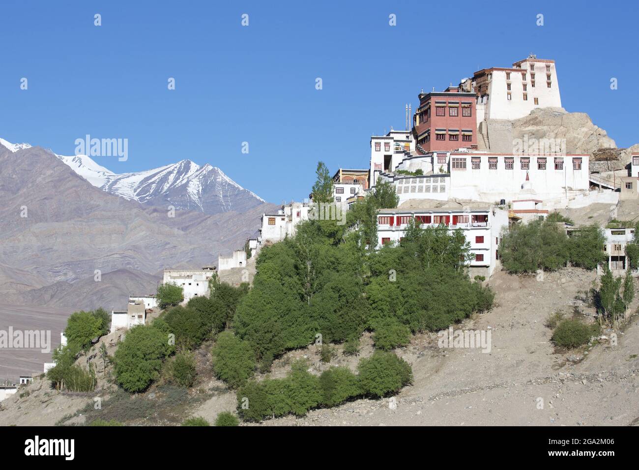 Monastère du Likir situé au sommet d'une montagne au-dessus de la vallée de l'Indus avec ses bâtiments blanchis à la chaux, à travers les montagnes de l'Himalaya du Ladakh, Jammu... Banque D'Images