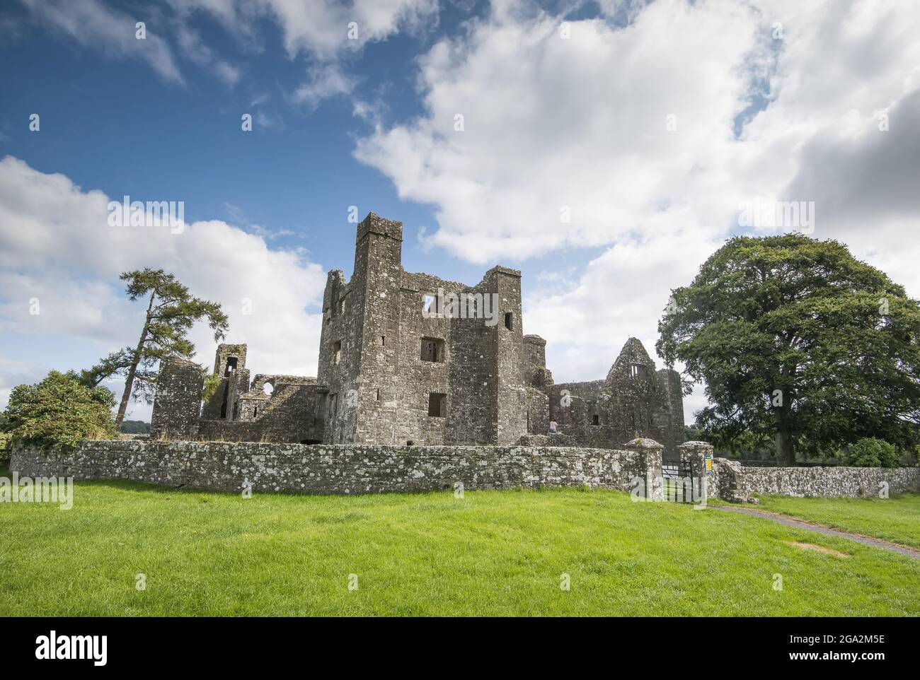 Abbaye de Bective, abbaye cistercienne sur la rivière Boyne avec des murs en pierre entourant les ruines; Bective, comté de Meath, Irlande Banque D'Images