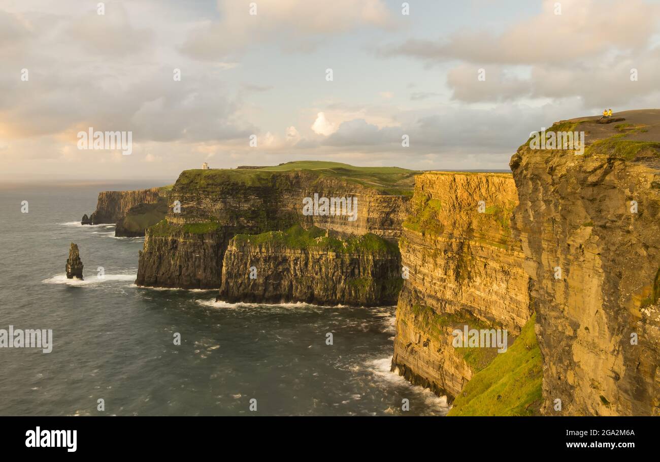 Crépuscule aux falaises de Moher le long de l'océan Atlantique ; Comté de Clare, Irlande Banque D'Images