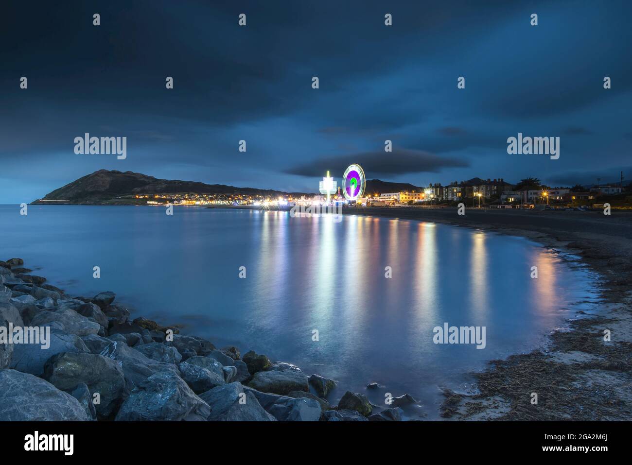 Les tours de carnaval s'illuminent la nuit à Bray, comté de Wicklow, Irlande. Banque D'Images