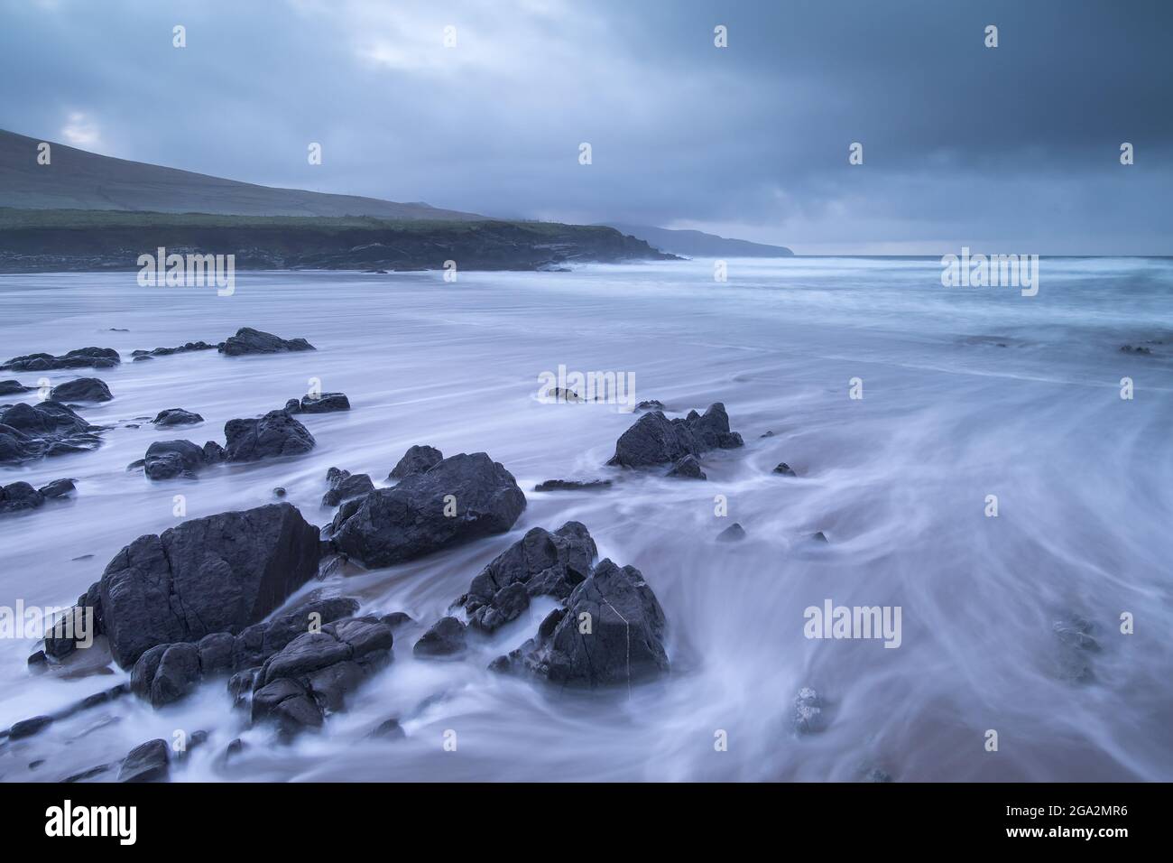 Plage et ciel orageux à St Finian's Bay (le Glen) sur l'océan Atlantique le long de l'anneau Skellig ; Comté de Kerry, Irlande Banque D'Images