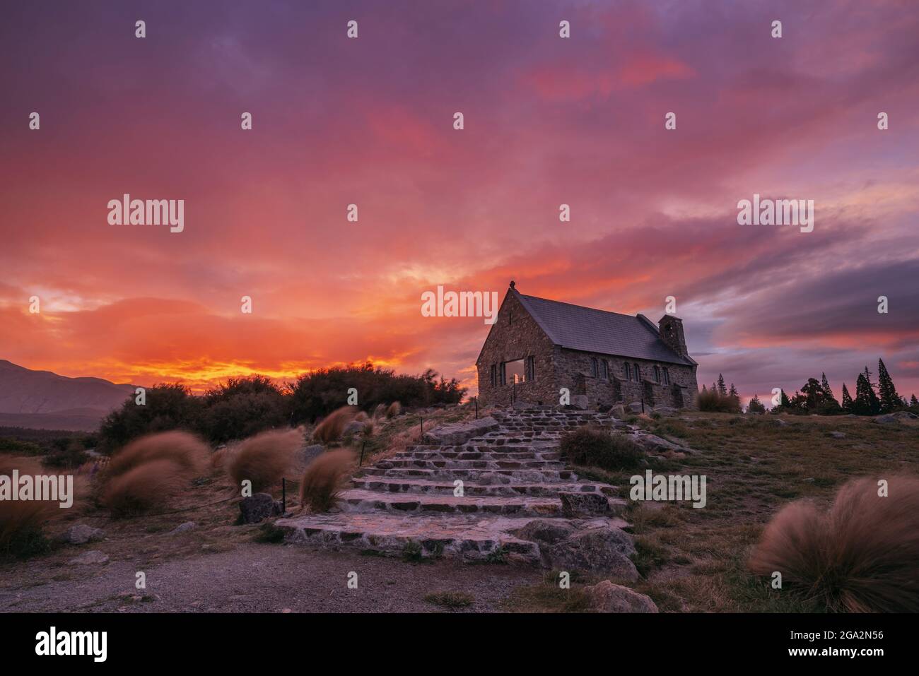 Église du bon Berger au lac Tekapo au lever du soleil ; District de Mackenzie, région de Canterbury, Île du Sud, Nouvelle-Zélande Banque D'Images