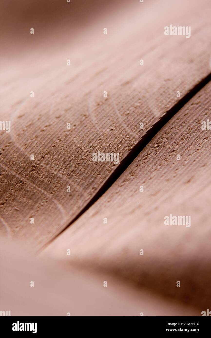 Gros plan de courbes et de lignes parallèles sur un objet en bois minimaliste abstrait décoratif. Le minimalisme dans la conception. Banque D'Images
