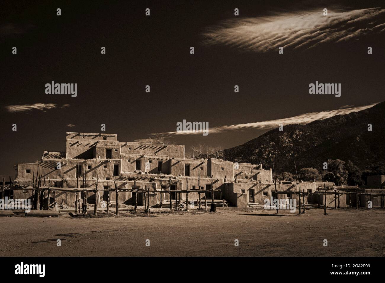 Vue spectaculaire sur le Hlaauma (Maison du Nord) un ancien complexe d'appartements à Taos Pueblo, toujours habité par les Tiwa indigènes, con... Banque D'Images