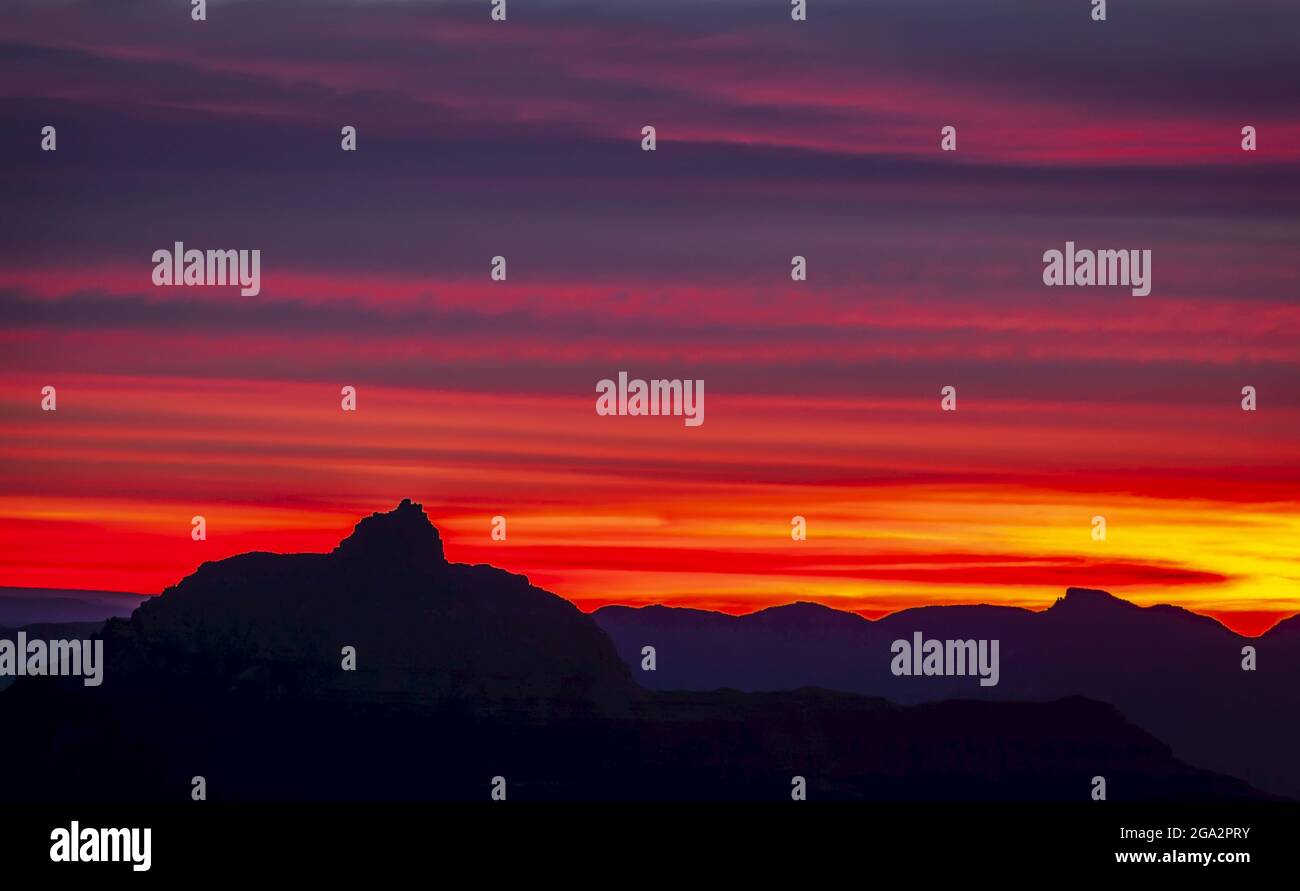 Yaki point au Grand Canyon au coucher du soleil avec des nuages de couleurs vives; Arizona, États-Unis d'Amérique Banque D'Images