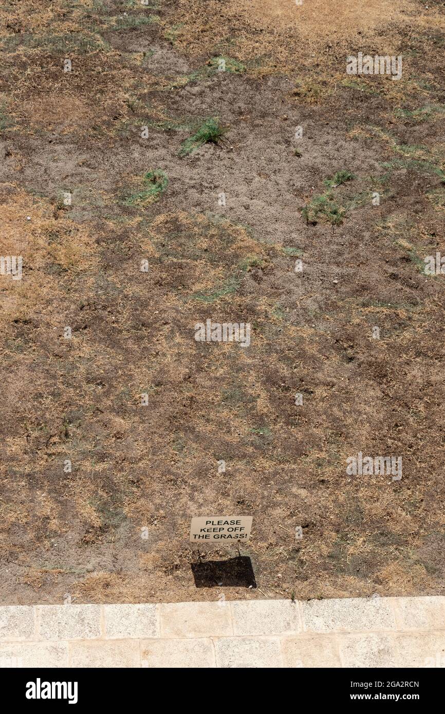 Le soleil brûlait fortement la zone d'herbe avec le panneau indiquant « Please Keep Off the Grass ». Malte. Banque D'Images