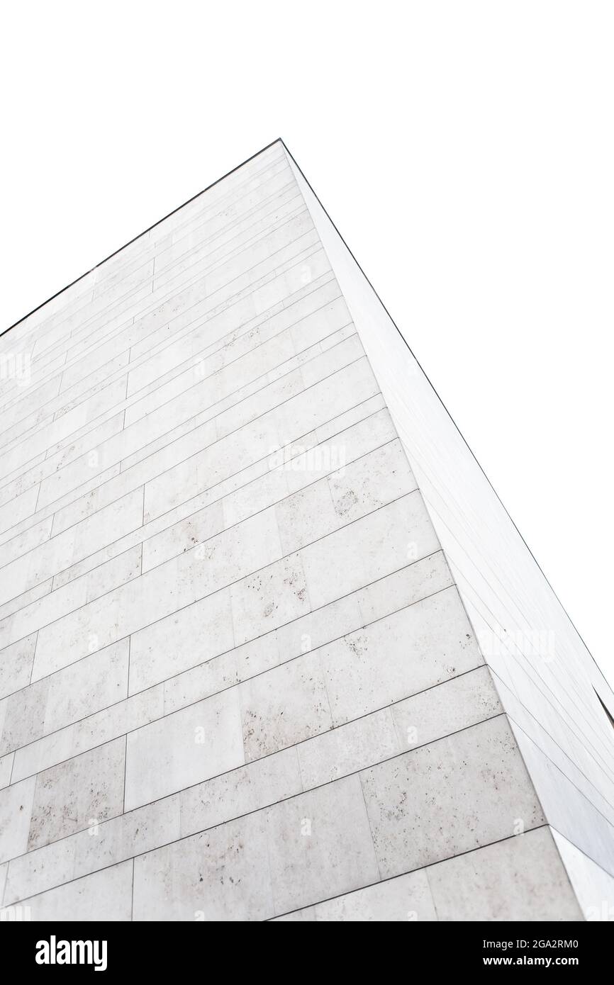 Surface murale minimaliste en marbre blanc avec carreaux et lignes parallèles. Simplicité dans une architecture moderne. Coins et arêtes vives Banque D'Images