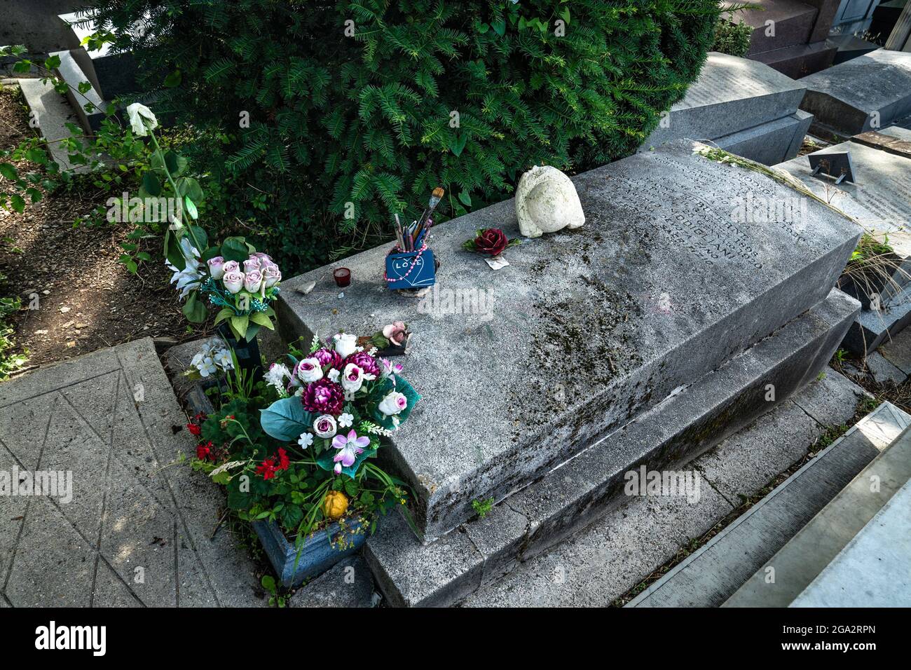 La tombe d'Amedeo Modigliani au cimetière du Père Lachaise, le plus grand cimetière de Paris, en France. Banque D'Images