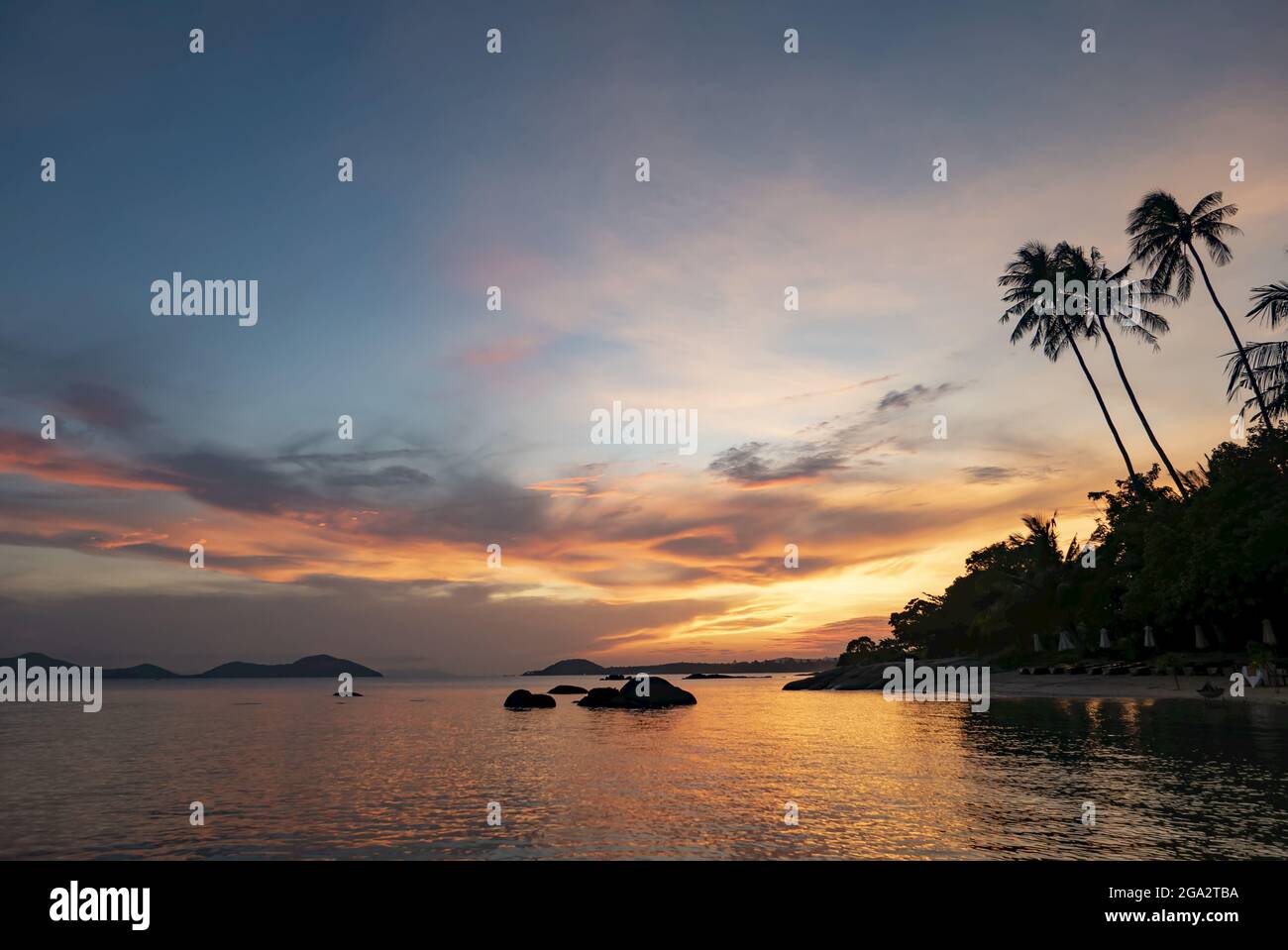 Coucher de soleil sur la plage sur l'île de Ko Samui dans le golfe de Thaïlande; Ko Samui, Surat Thani, Thaïlande Banque D'Images