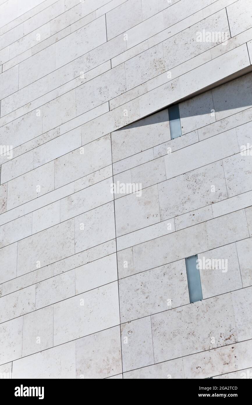 Surface murale minimaliste en marbre blanc avec carreaux et lignes parallèles. Simplicité dans une architecture moderne. Banque D'Images