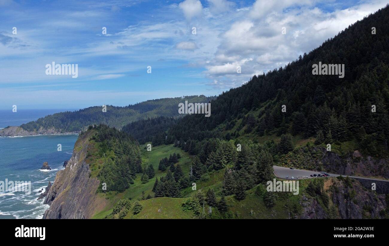 Vue aérienne de la côte de l'Oregon près de Cannon Beach et de la route 101 Banque D'Images