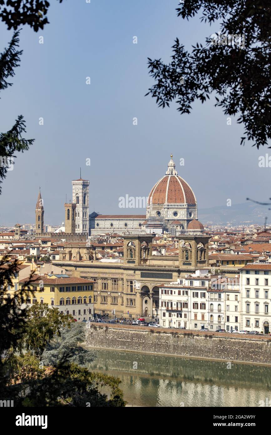 Horizon avec le célèbre dôme en brique rouge de la cathédrale Santa Maria del Fiore, le Duomo, et la tour de la cloche de Giotto dans le centre historique de Florence Banque D'Images
