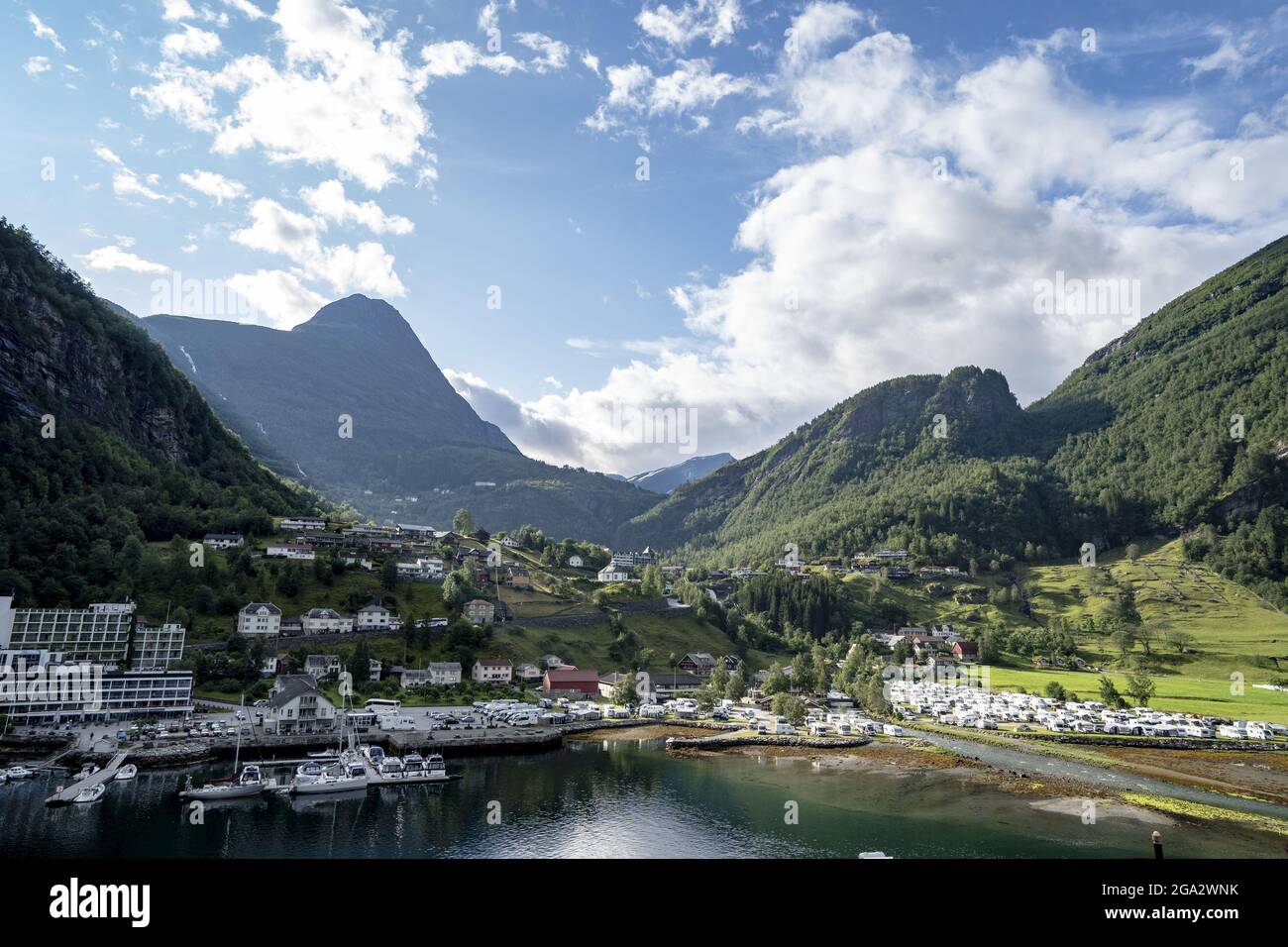 La ville touristique de Geiranger à la tête du Geirangerfjord à Sunnmore; Geirangerfjord, Stranda, Norvège Banque D'Images