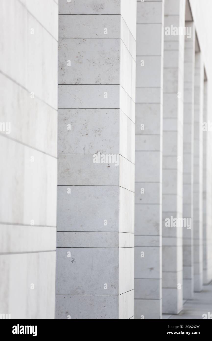 Surface murale minimaliste en marbre blanc avec carreaux et lignes parallèles. Simplicité dans une architecture moderne. Banque D'Images