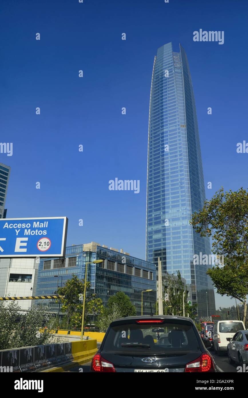 Tour Costanera, le plus haut bâtiment de l'Amérique du Sud, dans le centre animé de Santiago du Chili; Santiago, Chili Banque D'Images