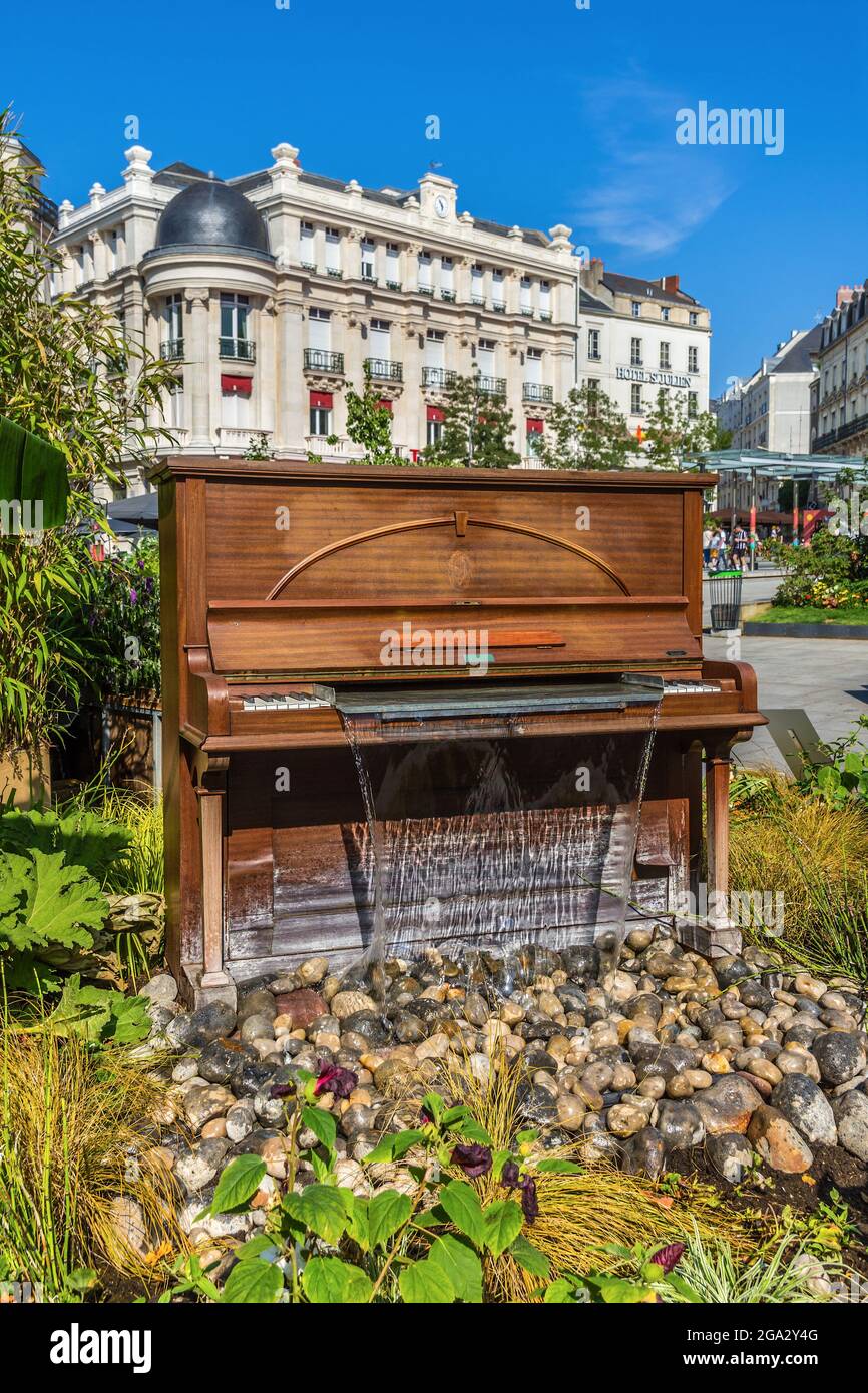 Piano droit converti en cascade à la place du Ralliement, Angers,  Maine-et-Loire (49), France Photo Stock - Alamy