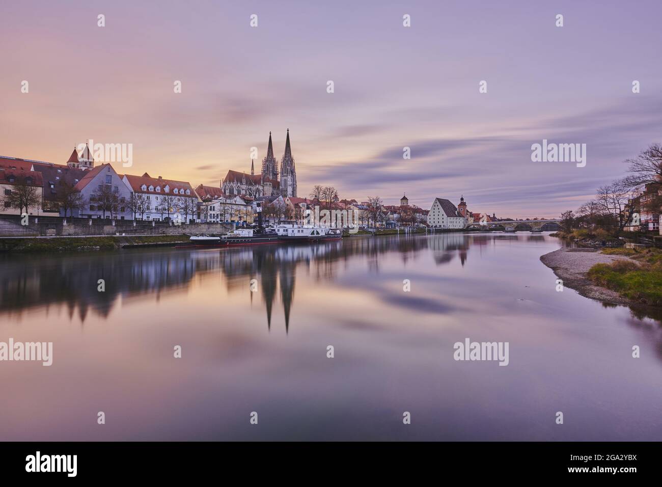 Vue sur le Danube avec l'ancien pont en pierre du XIIe siècle au loin et la cathédrale gothique Saint-Pierre du Marc​-Aurel-shor... Banque D'Images