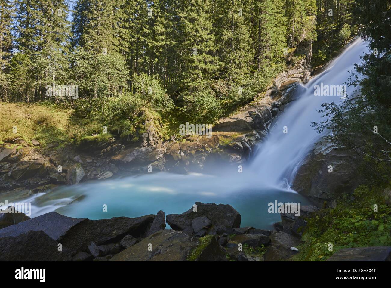 Chutes d'eau de Krimml avec pulvérisation brumeuse ; État de Salzbourg, Autriche Banque D'Images