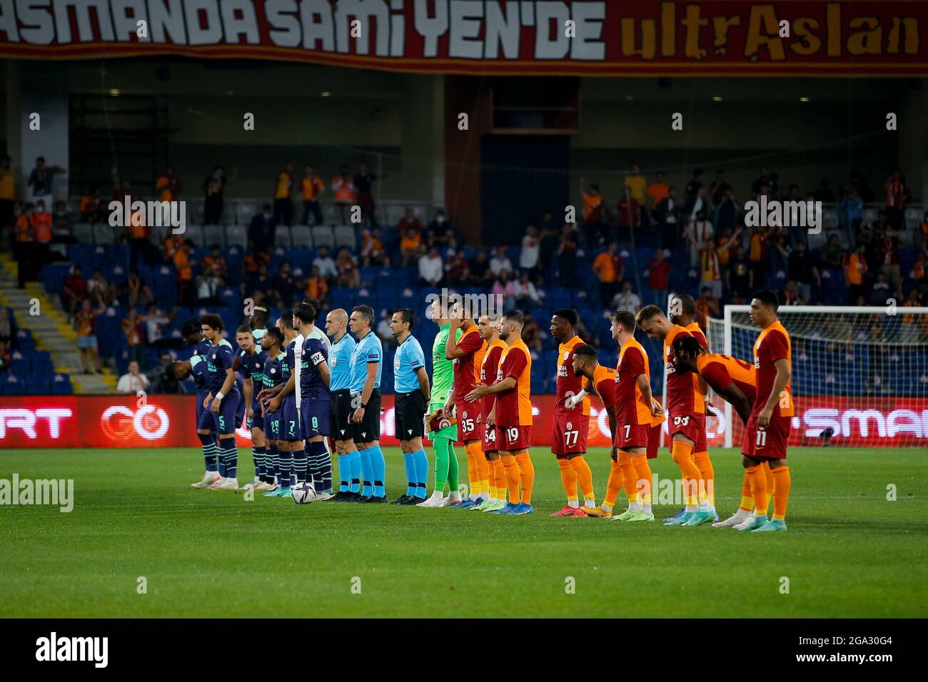 ISTANBOEL, PAYS-BAS - JUILLET 28 : l'équipe de Galatasaray et l'équipe PSV pendant le deuxième tour de qualification de la Ligue des champions : deuxième match entre Galatasaray et PSV à Basaksehir Fatih Terim Stadyumu le 28 juillet 2021 à Istboel, pays-Bas (photo par /Orange Pictures) Banque D'Images