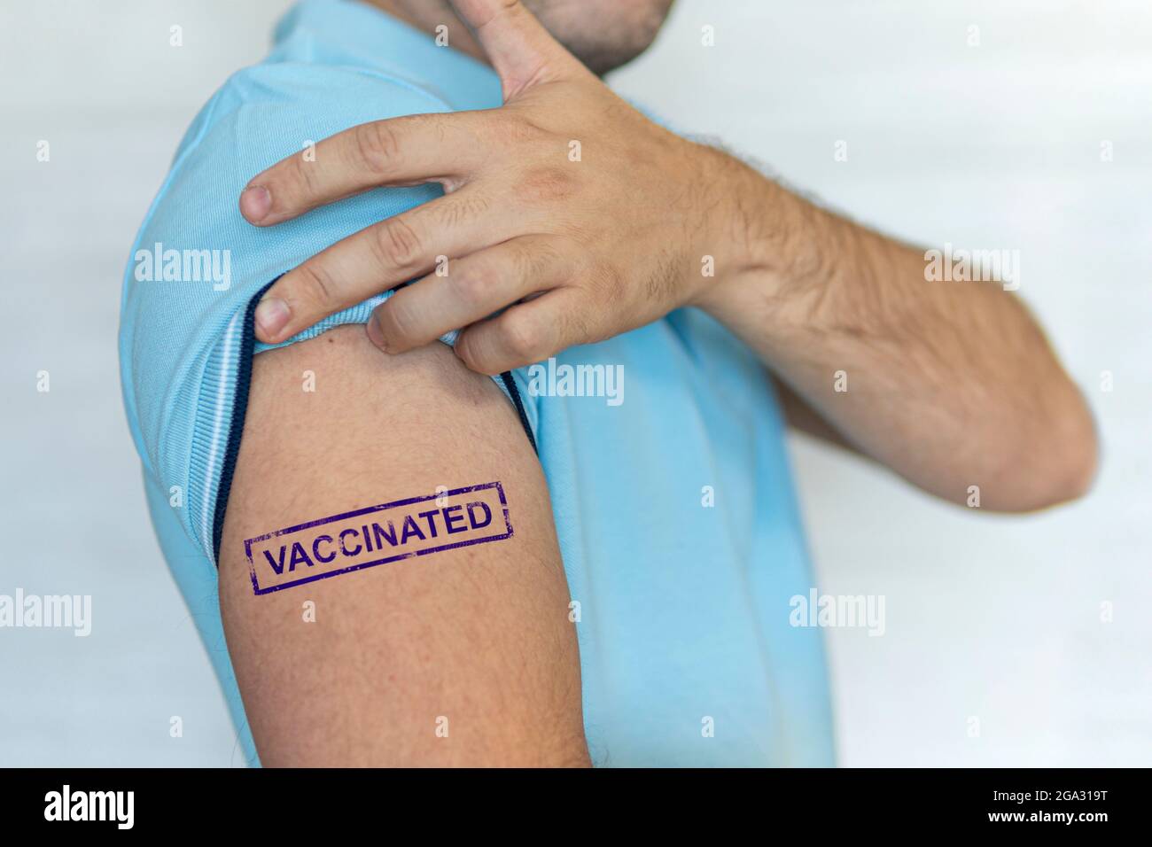 Homme caucasien, patient avec un timbre bleu vacciné en main. Concept de vaccination des personnes contre le coronavirus covid-19, la grippe, les maladies infectieuses. Injection Banque D'Images