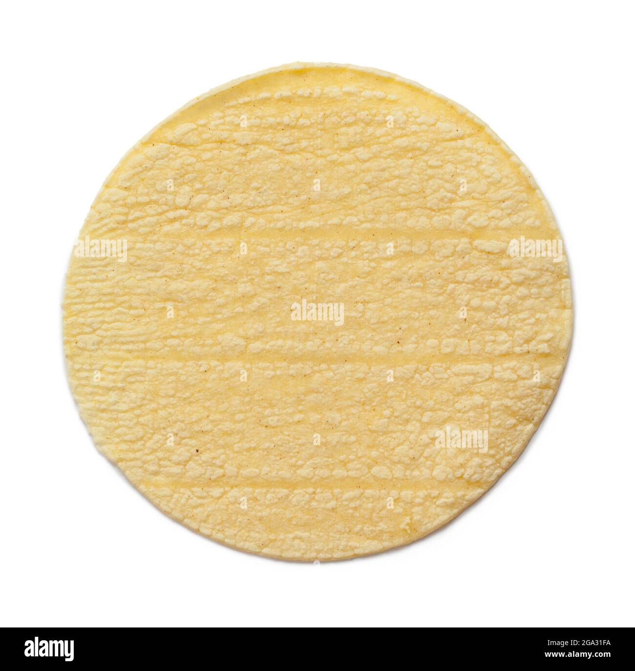 Maïs rond jaune, découpe de tortilla sur blanc. Banque D'Images