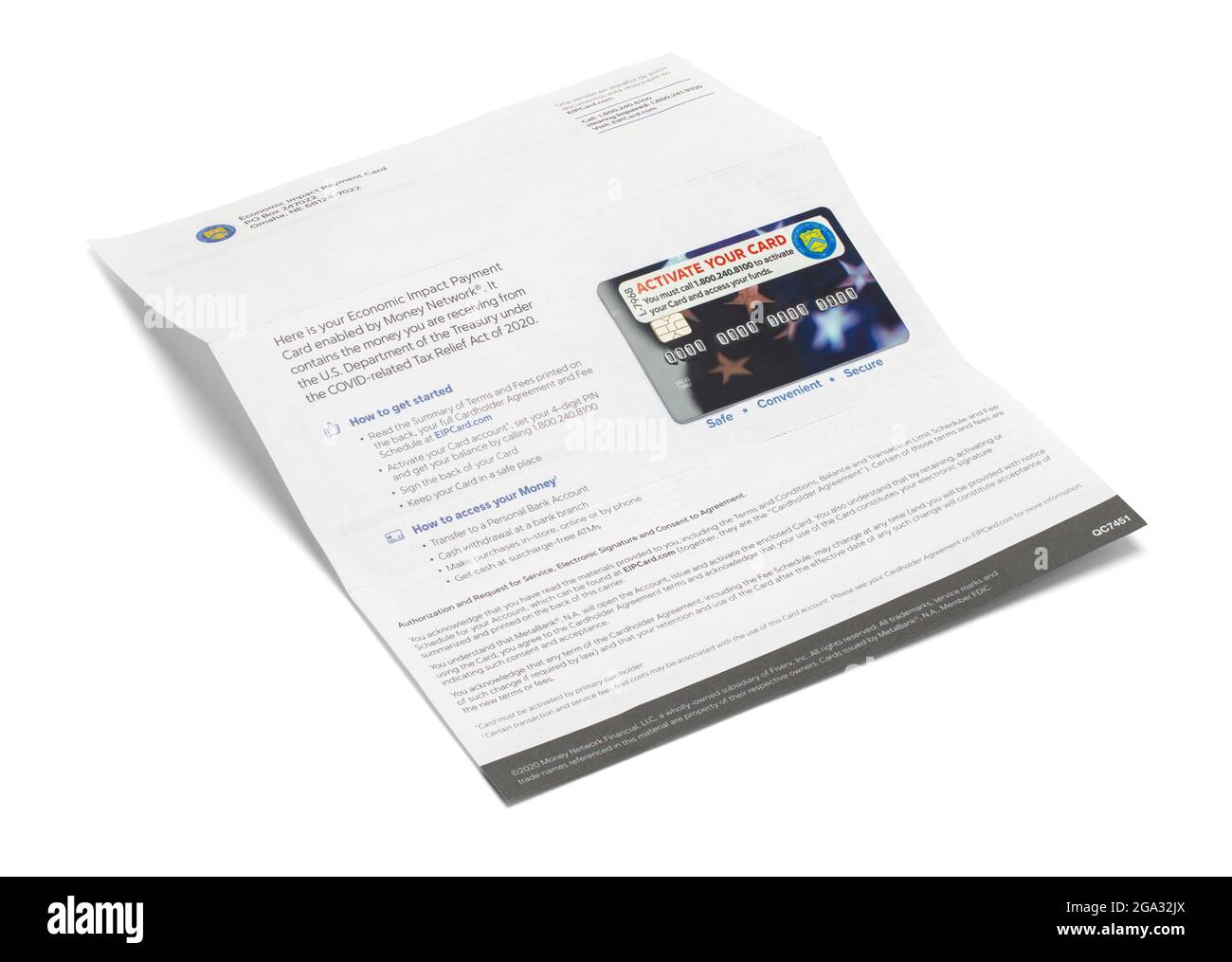 Carte de paiement à impact économique avec relevé papier découpé en blanc. Banque D'Images